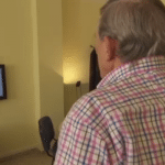 Un anziano usa il Kinect per una visita a distanza